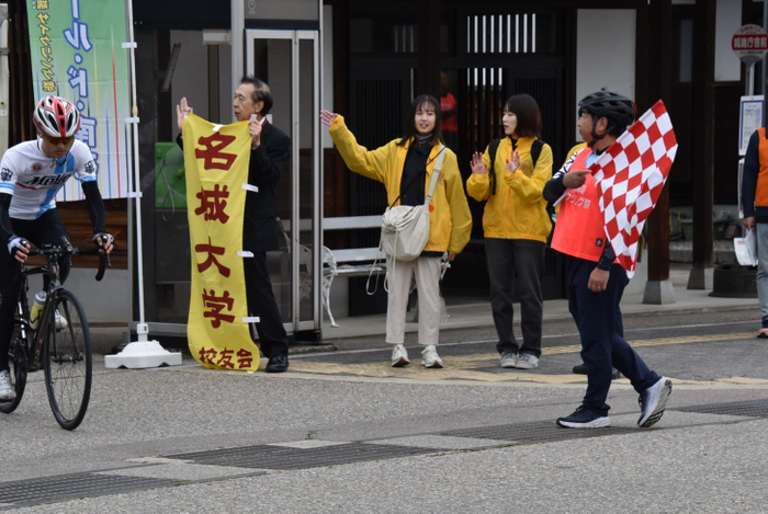 校友会の旗を持って激励する吉村支部長