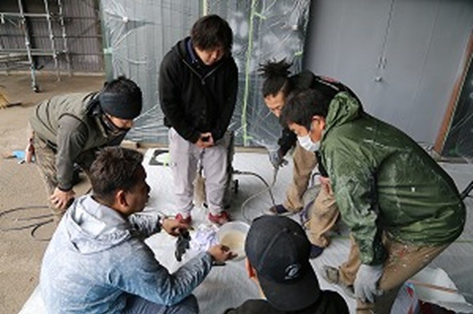 真剣に学ぶ若手社員
