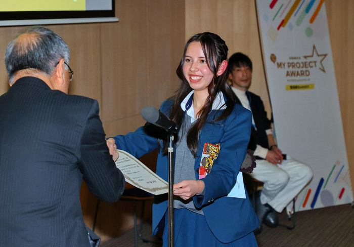 野口学長から賞状を手渡される川本さん