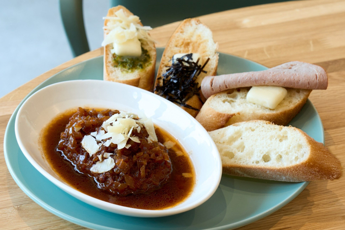 「赤ワイン煮込みソースのハンバーグと バゲット3種＋バゲット1枚」