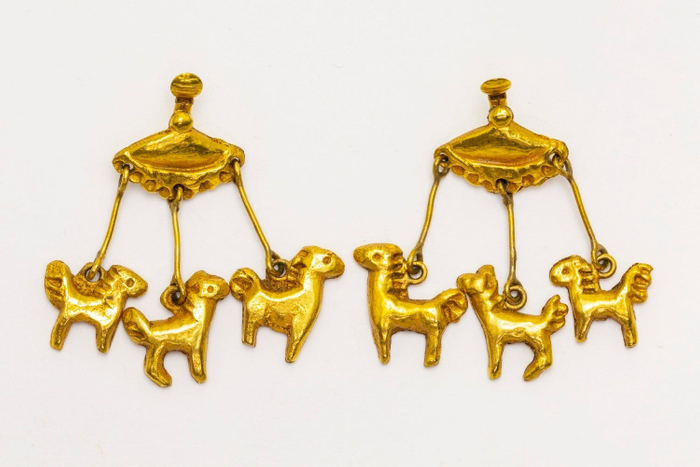 リーン・ヴォートラン《イヤリング「サーカスのメリーゴーランド」》デザイン・制作：リーン・ヴォートラン、1945年頃、金色ブロンズ、個人蔵