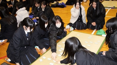 令和7年(2025年)の校内かるた大会の様子