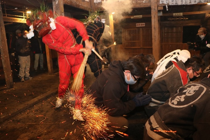 大分県国東半島に伝わる神仏習合の奇祭「修正鬼会」(鬼たちによる御加持)