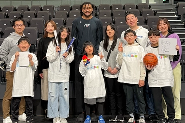 小学生がプロバスケ選手に英語で直接インタビュー B.LEAGUE「ファイティングイーグルス名古屋」とQQキッズがこども記者体験を実施