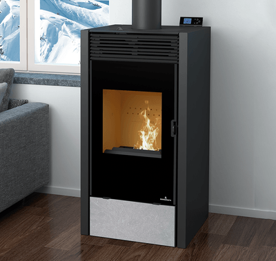 薪とペレット兼用。サイズ:H1175×W561×D566mm、薪の長さ:40cm、定格出力11kW