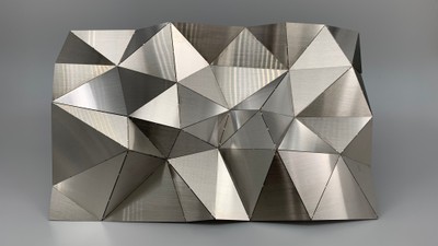 立体形状の金属加工(平面で加工し、折り曲げて成形)