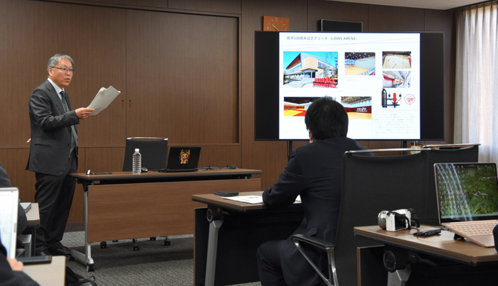 LIONS ARENAについて説明する野口学長