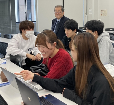 各グループの議論を見守る大野栄治教授