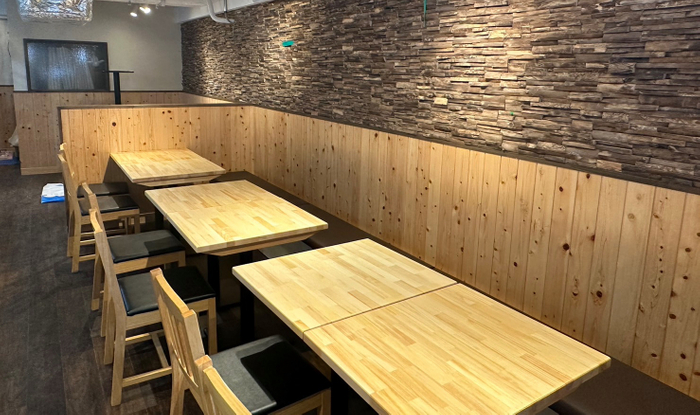 木目調で明るくモダンな店内