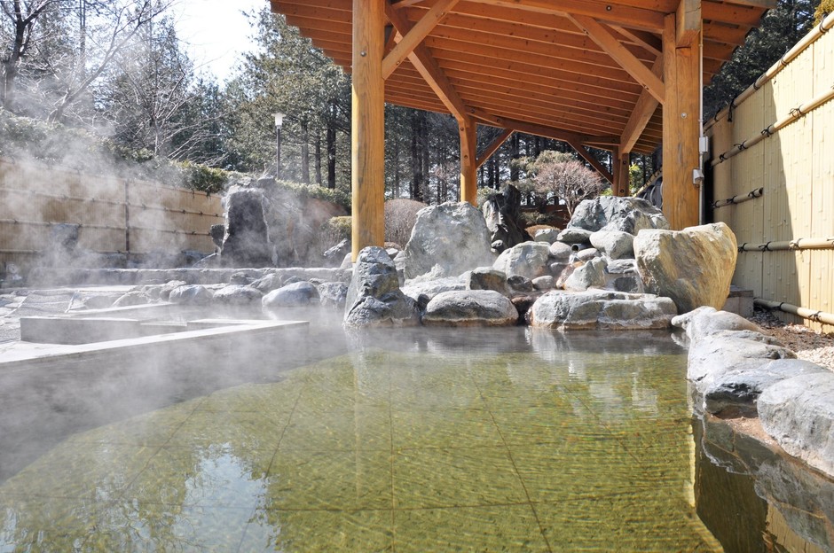敷地内にある千本松温泉は源泉掛け流しの天然露天風呂温泉です。植物由来のモール成分を含む豊かなアルカリ性泉質の美肌の湯。男女それぞれに内湯と露天風呂をご用意しています。
