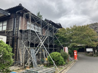足場のかかった旧館建物
