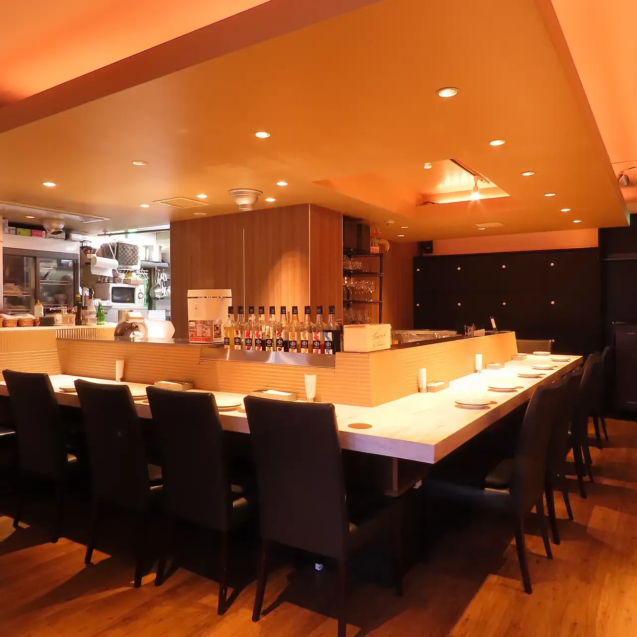 奥行きのあるカウンター席です