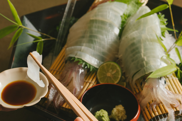 夏の丹後を代表する味覚、活け烏賊。透き通る美しさ、心地よい歯ごたえ、そして噛むほどに広がる甘みが魅力