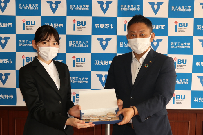 写真:葉山 涼香さん(左:短期大学部 生活ナビゲーション学科 ライフデザイン専攻 2年)、山入端 創 羽曳野市長(右)