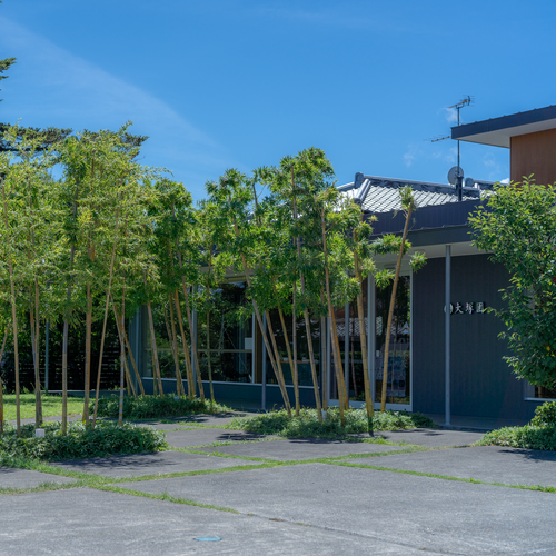 緑と調和する直営店の外観