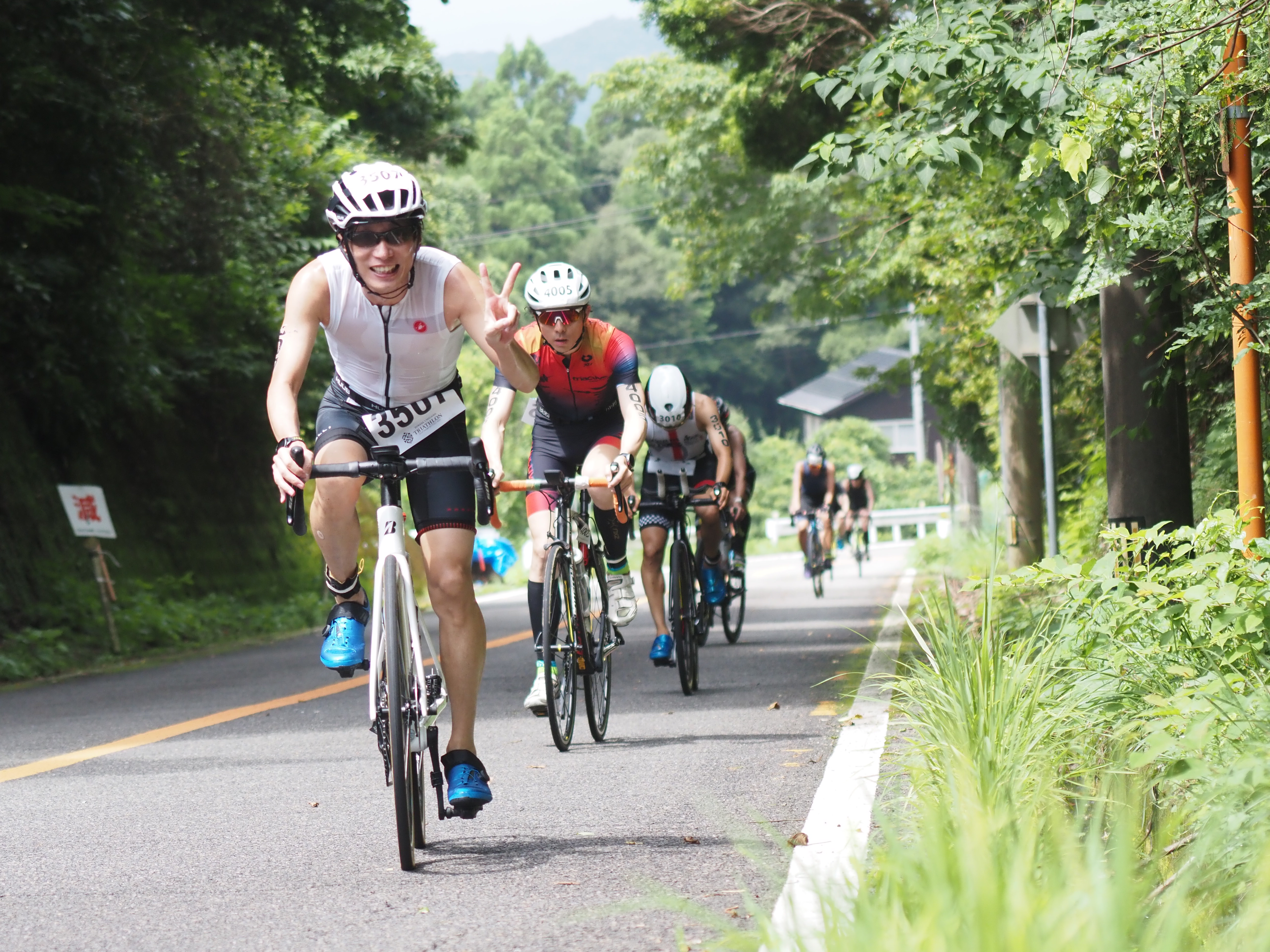 「南阿波サンライン」を利用した40kmのコース。高低差140m、大小100以上のカーブがアスリートを迎えます。