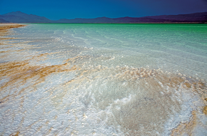 (Photo_05)　海になろうとする塩の湖・アッサル湖の渚　(ジブチ)　2011年　撮影：片平孝