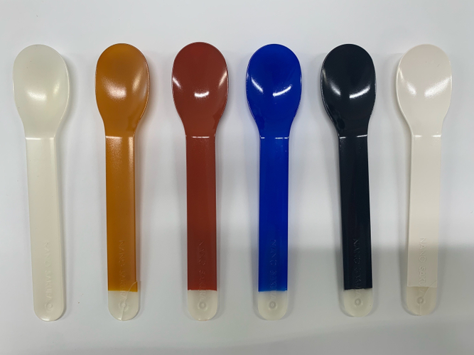 100%天然バイオマス系生分解性樹脂製スプーンに100%天然由来色材インクを塗布したもの、一番左は着色していない
