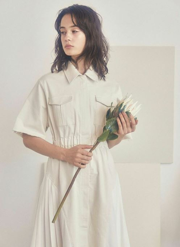 カジュアル素材ながら、襟つきで、きちんと感を