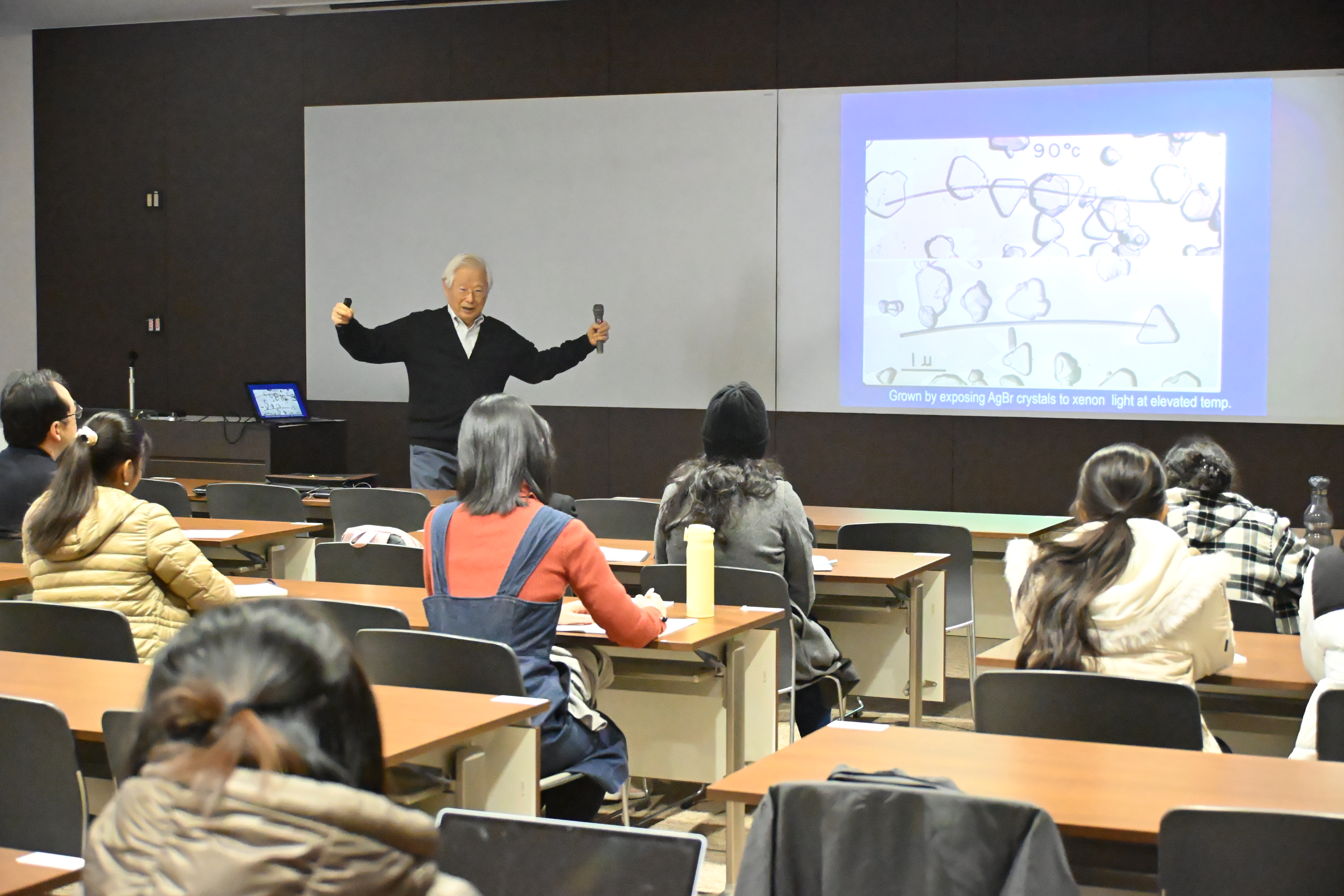 特別講義に聴き入る学生たち