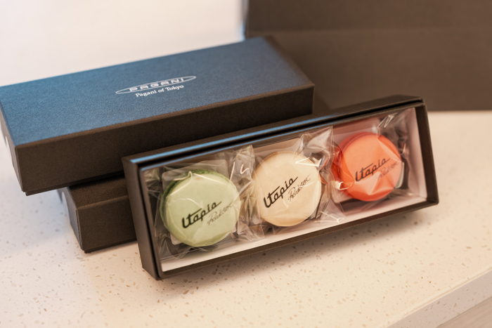 お客様への特別ギフト(Utopia Roadsterロゴ入りマカロン)