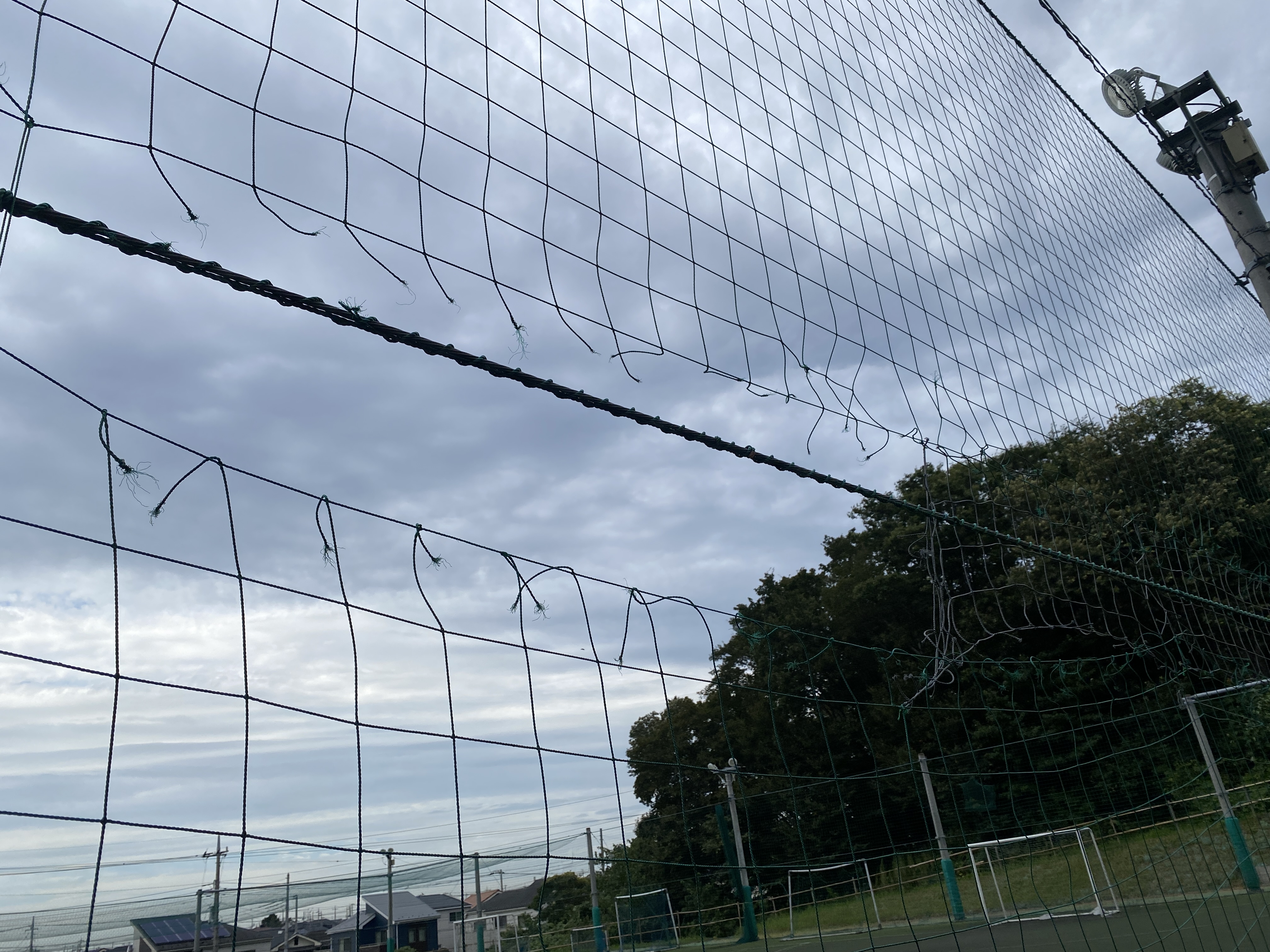防球ネットの修繕が必要です
