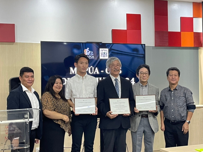 記念写真に納まる赤司教授（左から４人目）、山本教授（右から２人目）、岩井講師（左から３人目）