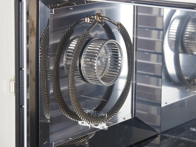 側面の設置構造で各段へ効率よく温風が流れていきます。 ※写真撮影のためユニットカバーを外していますが、実際は安全のためカバーしています。