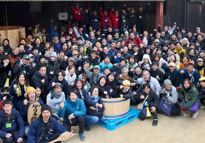 木桶職人復活プロジェクトメンバーと今年1月に木桶風呂をつくりあげた時の様子