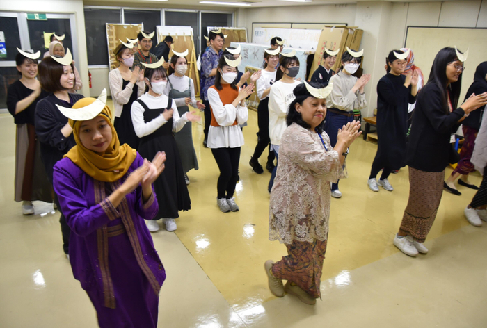 インドネシアのダンスを一緒に踊って交流