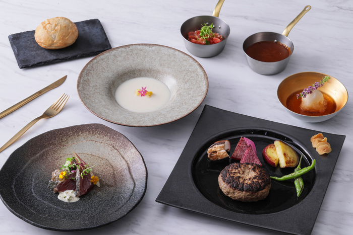 選べるハンバーグソース： 3日間煮込み深いコクのある味わいに仕上げた“特製デミグラスソース”、鰹節、焼昆布、醤油、橙酢をブレンドし1週間寝かせ旨味とまろやかな味わいを引き出した“特製ポン酢”、青唐がらしがアクセントの“ガーリックトマトソース”の3種類からお選び頂けます