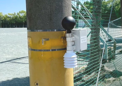 横須賀市立の中高24校に本格導入されている「熱中症予防対策システム」は、中央のWBGT（暑さ指数）測定器（黒い球が付いている機器）と、無線・電池レスデバイスで構成されている（画像提供／ニフコ）