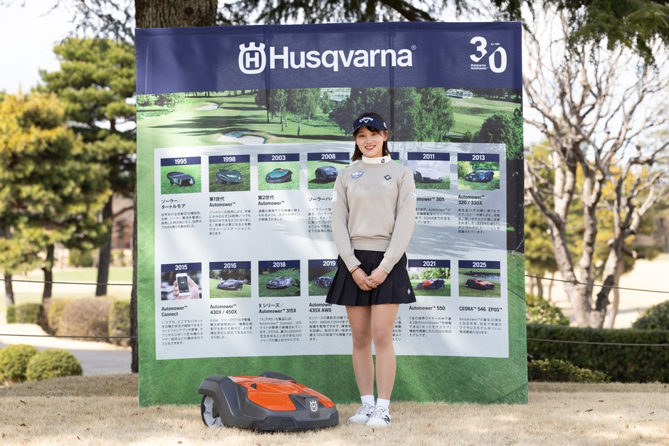 手束 雅選手とロボット芝刈機 Automower(TM)(オートモア)