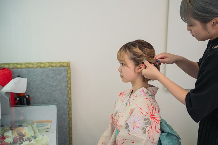 お祭り前にヘアセットを施している様子