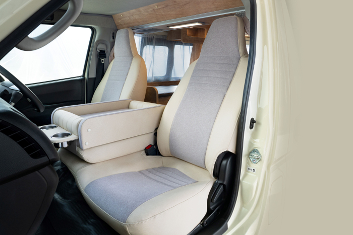 レクビィソラン(ハイルーフ版)オプションのシートカバーとペットベッドを装着した前列まわり