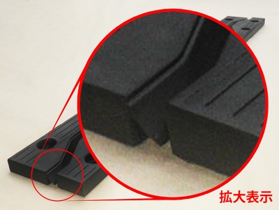 ゴムの設置位置を天端より低くすることでタイヤとの接触を回避している