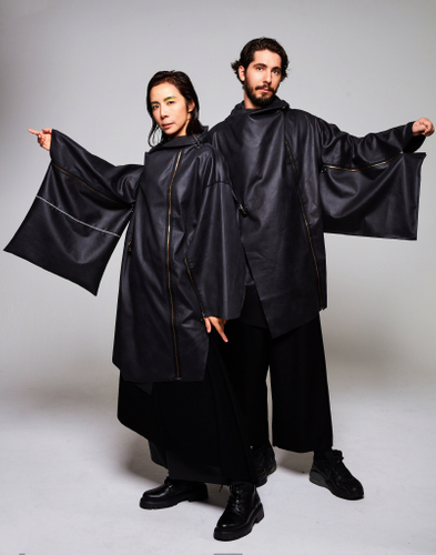 ミハイルギニスアオヤマDFAaward2025受賞キモノコートストール［登録意匠］