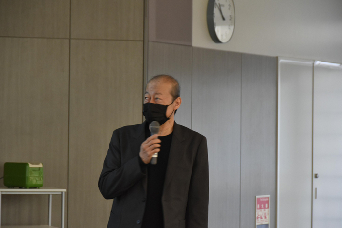 講師の原田氏を紹介する経営学部の澤田教授