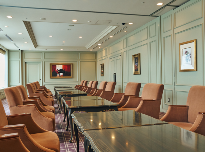 ケーキセットを楽しむインペリアルラウンジ アクア