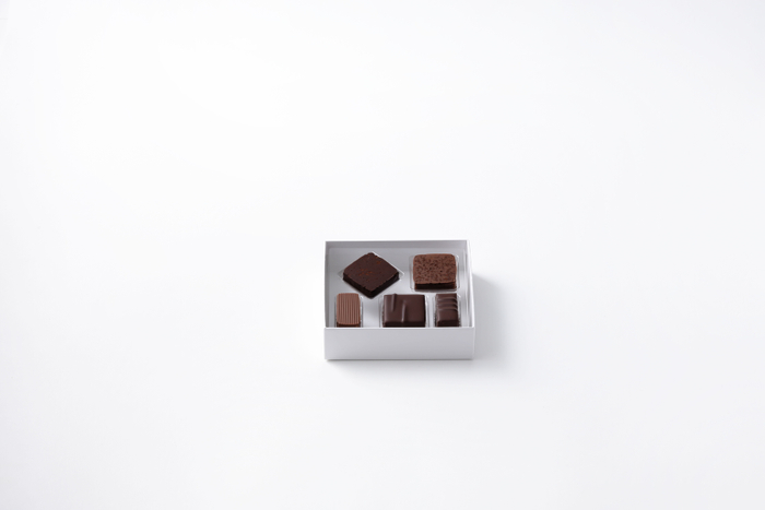 「チョコレート5個詰合わせ」(2,268円 /ラズベリー風味ビターチョコレート、ブラジル産ビターチョコレート、シナモン風味ミルクチョコレート、 バニラ風味ビターチョコレート、パッションフルーツ風味ミルクチョコレート) ※内容は一部変更になる場合がございます