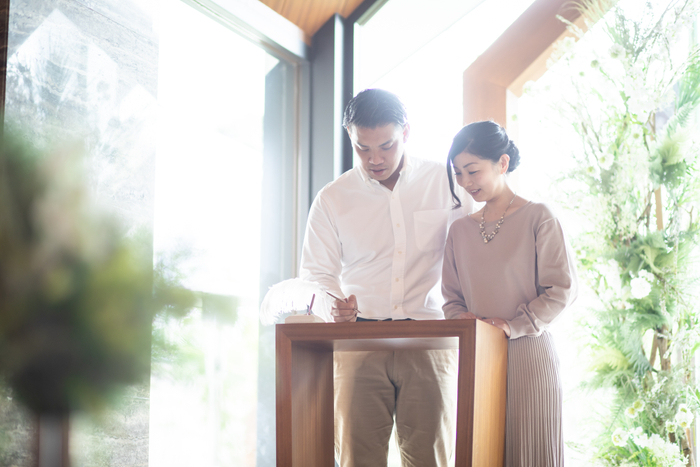 婚姻届を記入しているシーンも撮影可能