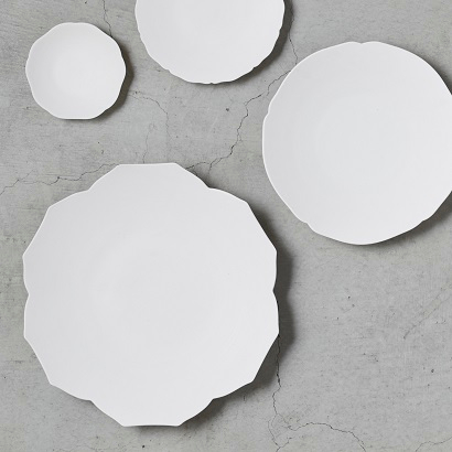 雪　焼き締めの製法を用いた土肌を活かしたマットな質感が特徴。料理の色が美しく映えます。