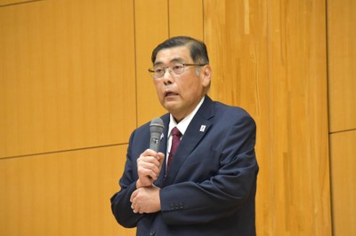 あいさつする小原理事長