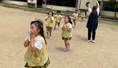 近畿大学九州短大附属幼稚園が地震・火災避難訓練を実施　「おかしもち」の約束と音の聞き分けで命を守る力を育む
