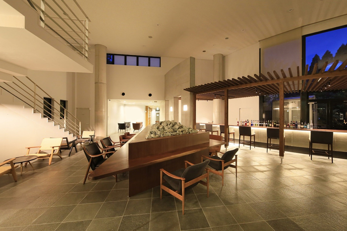 朝と夜で違う姿を見せる＜バーラウンジ＞