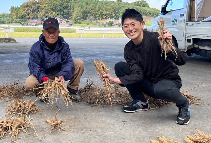 2022年農家さんに出荷したトロロアオイをもつ企画屋かざあな番頭 川口とトロロアオイ生産組合会長 黒澤さん