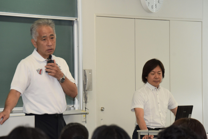 佐藤特任教授を紹介する梅田教授（左）