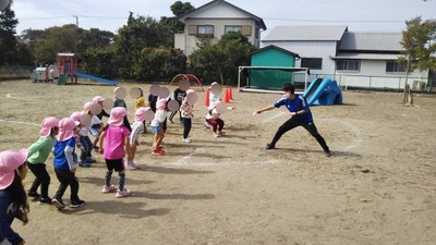 「手裏剣シュッ」でジャンプ!(3~5歳の運動あそび教室)