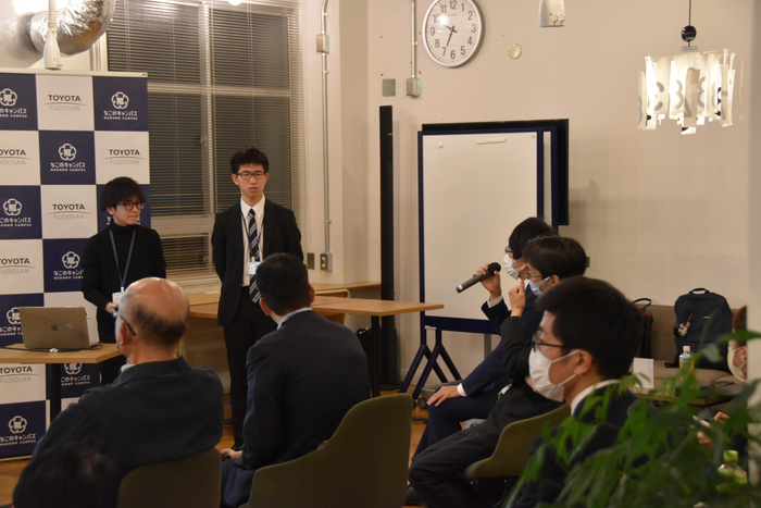 メンターから質問を受ける「HOURDIS」の中西さん(左)