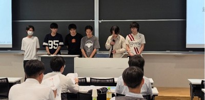 近鉄の担当者に向けた企画提案コンペの様子